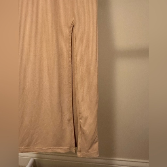 Women’s Dress - Picture 4 of 4